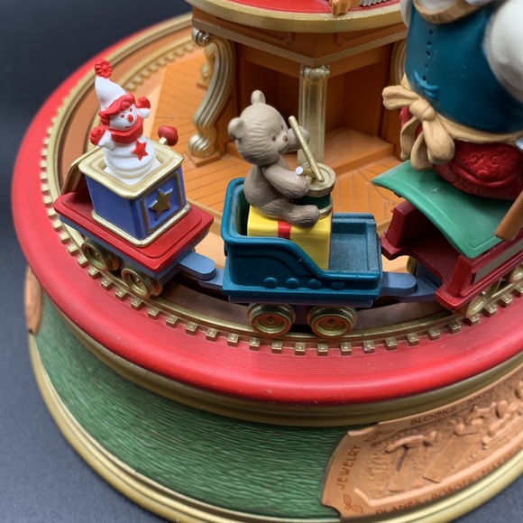 Hallmark Rotating Merry Old Toymaker Train Clock & Toys Music Box TESTED WORKS - Picture 10 of 14
